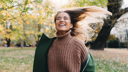 Haaruitval in de herfst of winter? 4 tips om seizoensgebonden haaruitval te verminderen